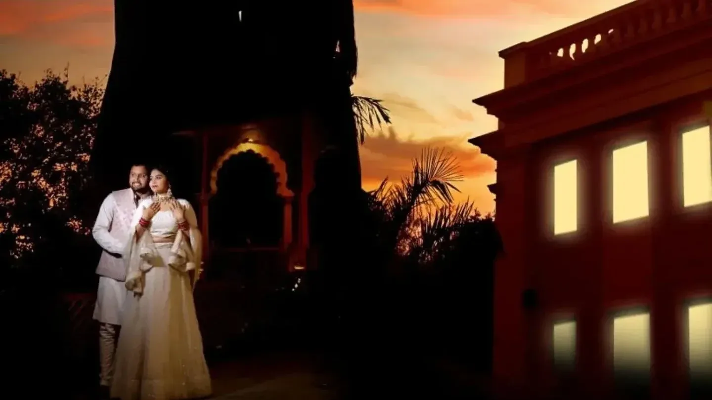 Pre-wedding couple portrait at sunset, photo by Meenakshi Studio and Colour Lab
