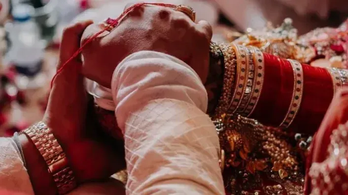 Ghaziabad wedding detail - bride's bangles and hands